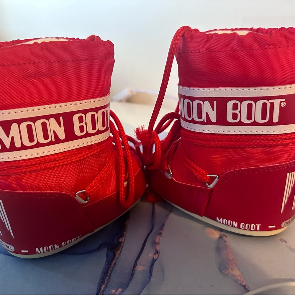 Brand new trendy popular Moon Boots for children. Sizing runs from 4C to 6.5C.